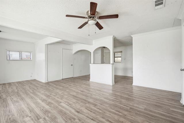 Foto del edificio - 1533 Meadowcrest Dr