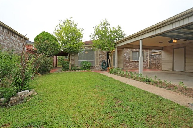 Building Photo - 9314 Riverside Lodge Dr