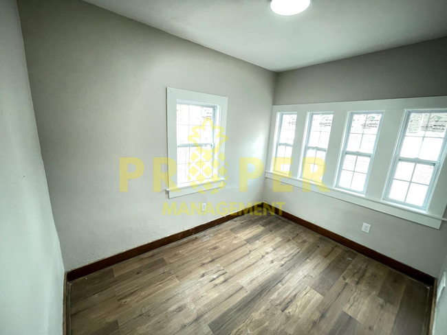 Building Photo - Large Historical 4 bed, 1.5 Bath Single Fa...