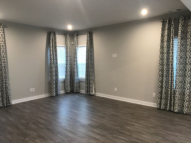 Building Photo - 3 Bed 2.5 Bath Home Near Spring Hill, Load...