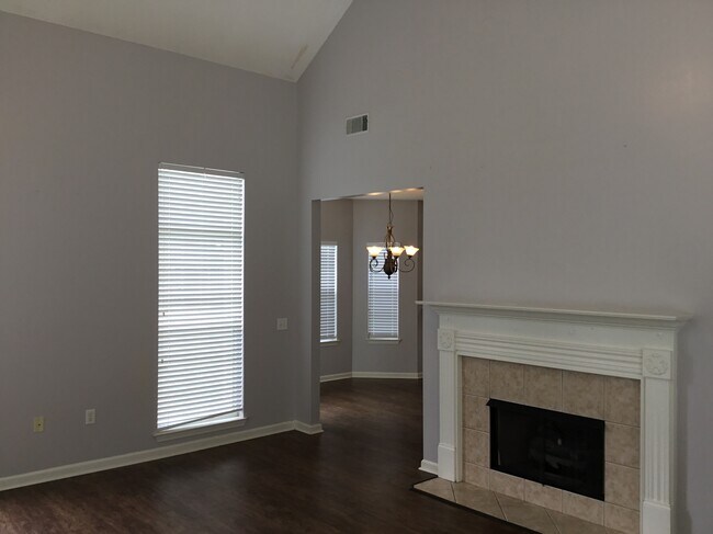 Building Photo - 805 Laurel Hill Cir