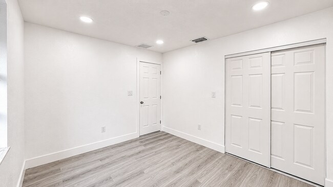 Foto del edificio - 528 E Lakewood Rd