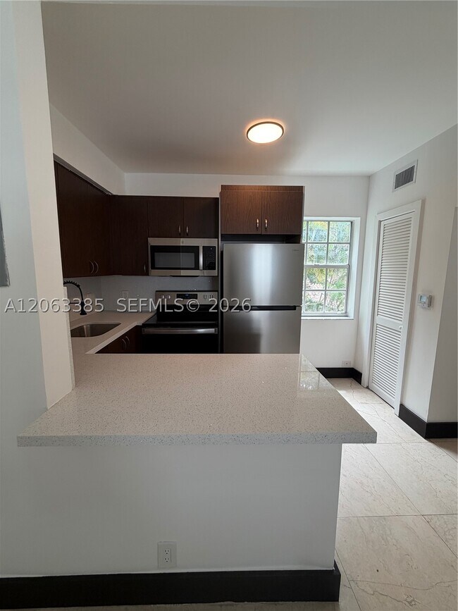 Foto del edificio - 551 NE 62nd St