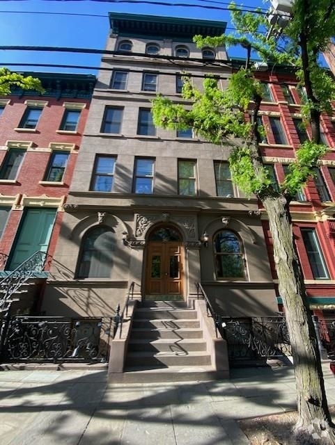 Building Photo - 264 9th St