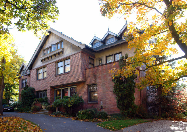 Building Photo - Gable House