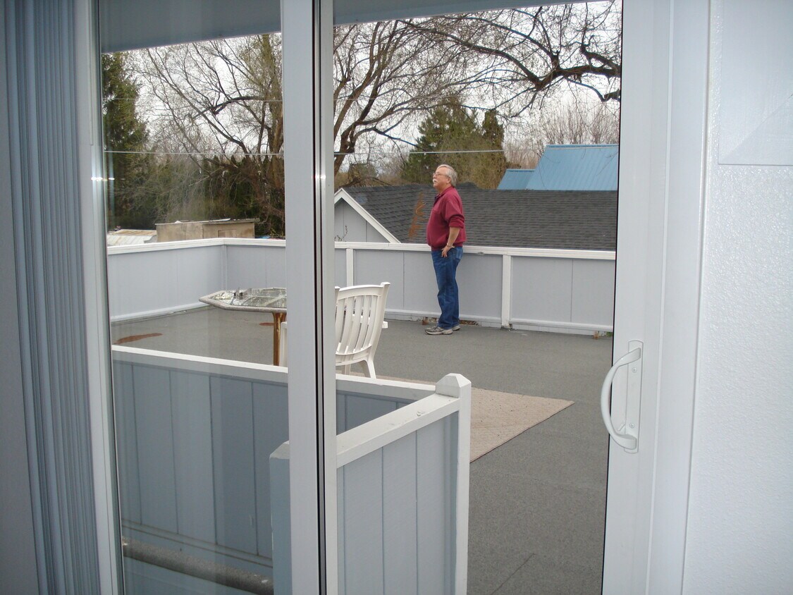 Amplia terraza para barbacoa. - 1302 N Ohio Ave
