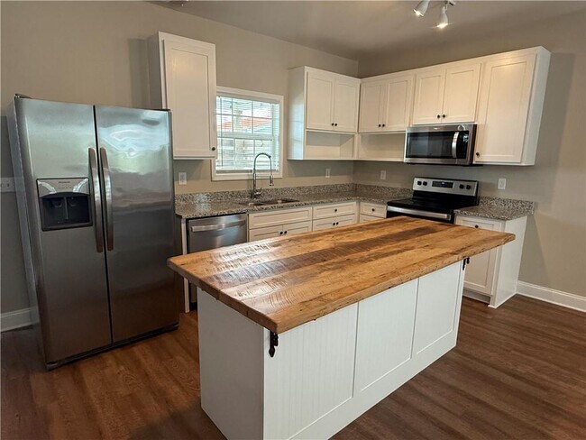 Foto del edificio - 13 Liberty Highland Dr