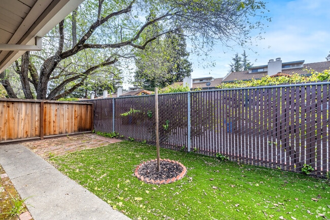 2BR, 1BA - 700SF - Garden - 2323 San Juan Ave