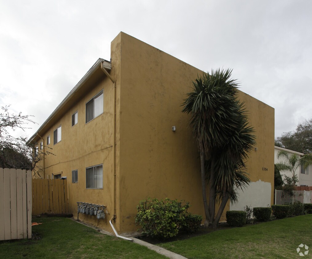 Foto del edificio - 1354 W Valencia Dr