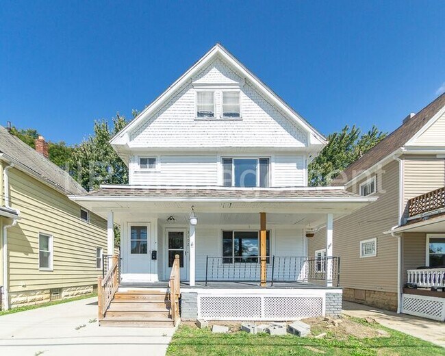 Building Photo - Spacious and Bright 2BD DOWN in Old Brooklyn!