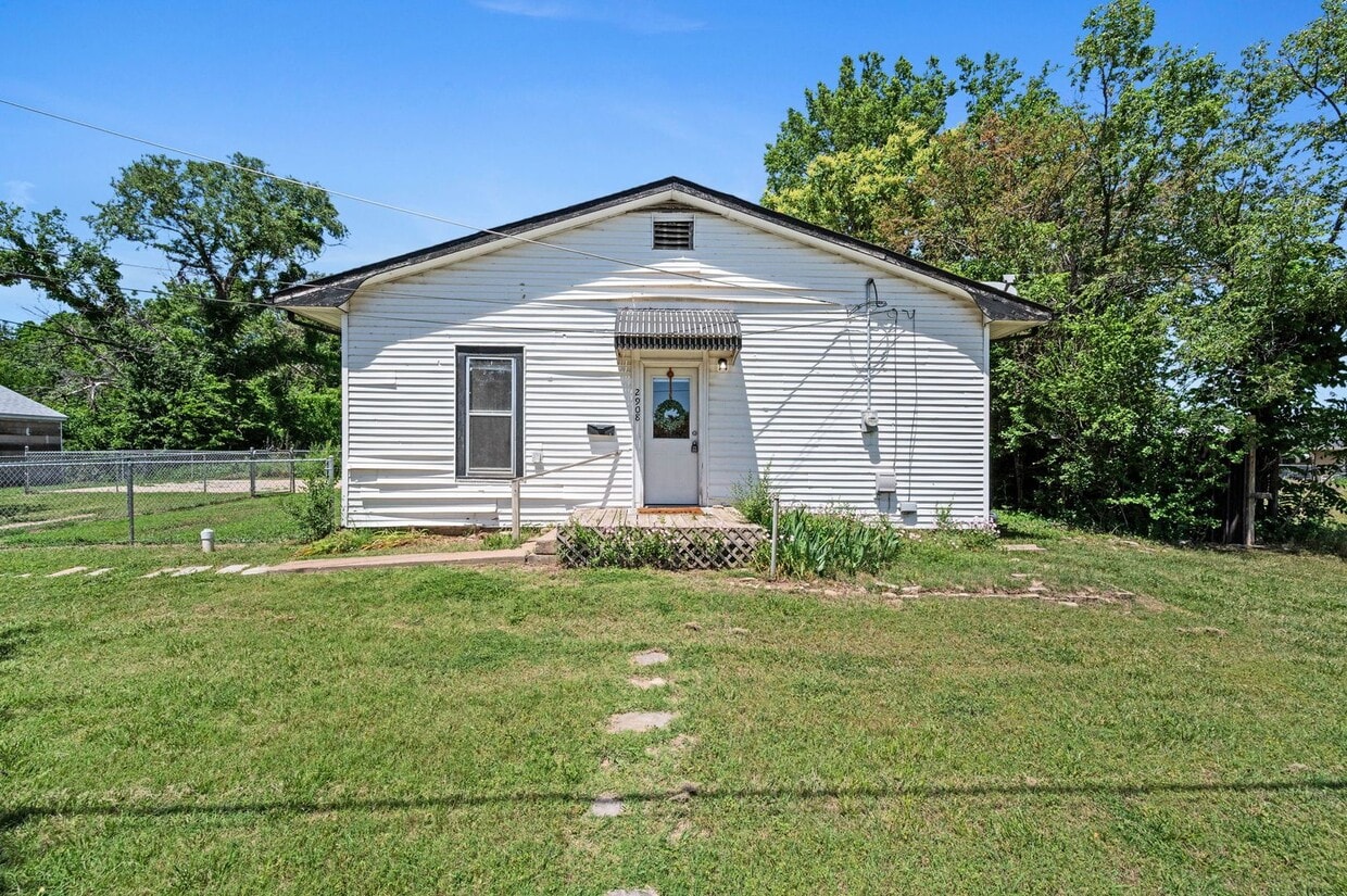 Primary Photo - 2 or 3 bed/1 bath house in Indian Hills av...