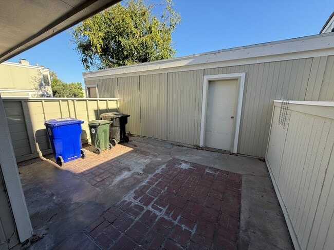 Building Photo - 3 Bedroom townhome for Rent in Canyon Coun...