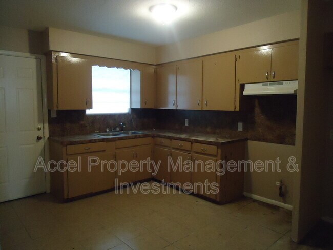 Building Photo - 2409 Gumwood Ave W