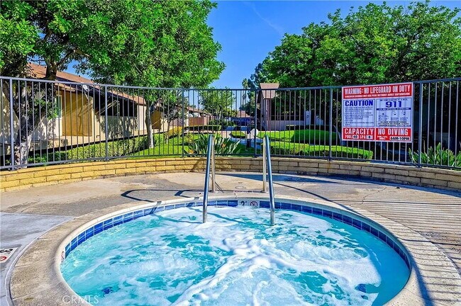 Foto del edificio - "Chic 1-Bed Retreat with Pool & Central Vacuum in Anaheim's Heart – 710 Sq Ft of Hardwood Elegance!"