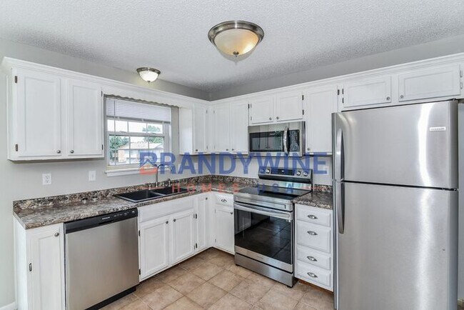 Foto del edificio - 1,845 GREENWOOD, MO 3 BDRM - 2.5 BATH CORN...