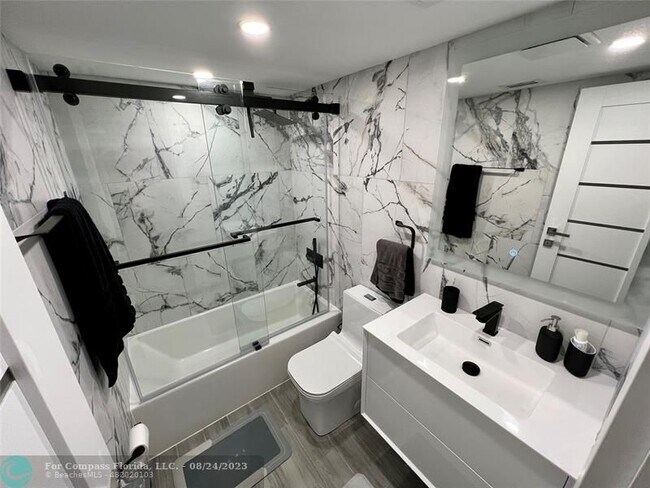 Building Photo - 1105 Lake Shore Dr