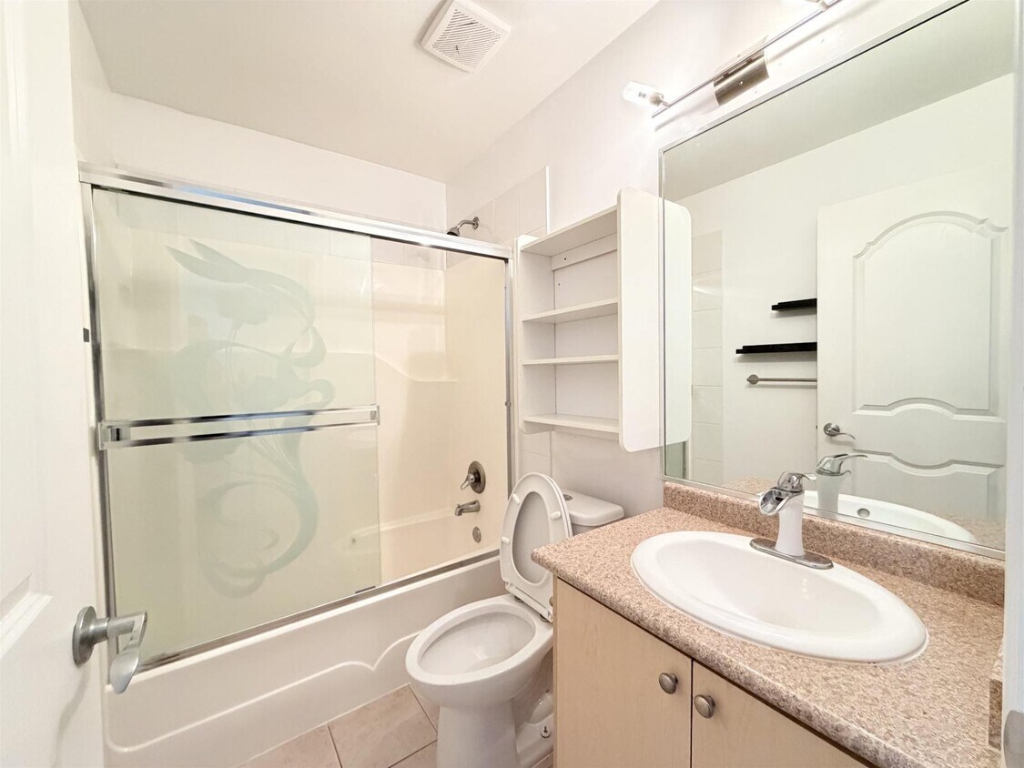 Photo du bâtiment - 8246-8152 152 St