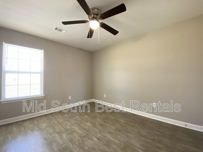 Building Photo - 412 Meadows Dr
