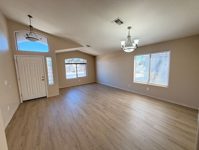 Foto del edificio - *NEW* Flooring + *NEW* Custom Paint Single Story Goodyear Home 4 Rent!