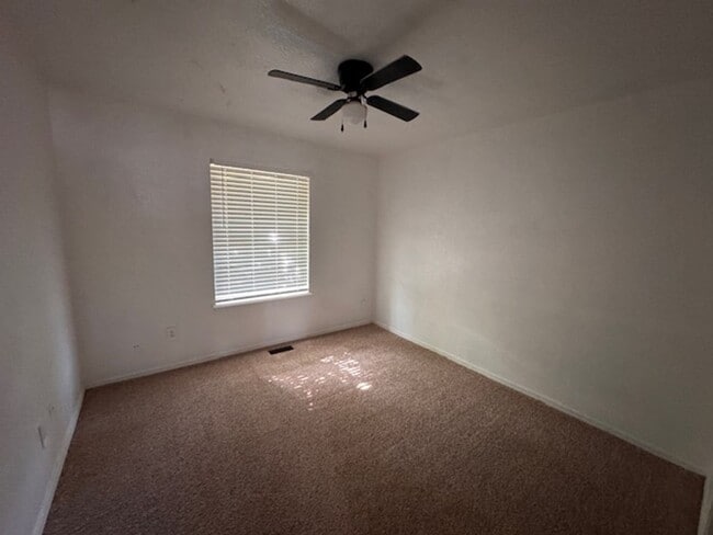 Building Photo - 2 bed one bath spacious duplex in Mustang!