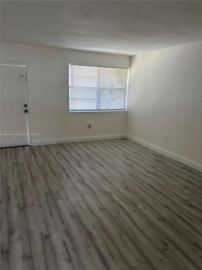 Foto del edificio - 111 NW 152nd St