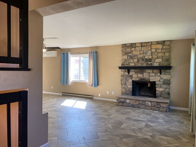 Building Photo - 3-Bed / 3.5-Bath Single-Family Mid-Town Ho...