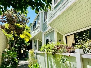 Building Photo - 3616 Vía Dolce