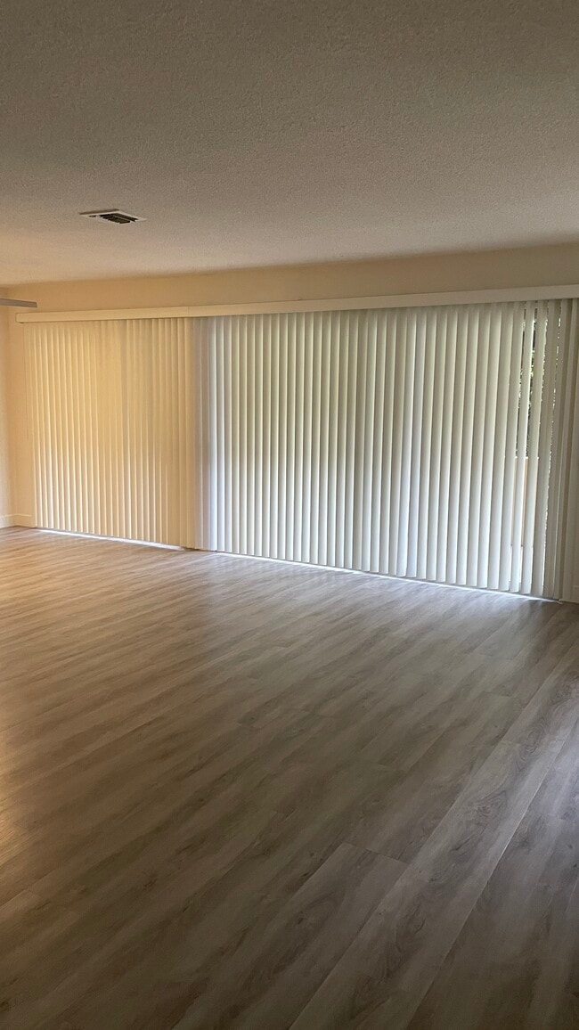 Building Photo - 17424 Burbank Blvd