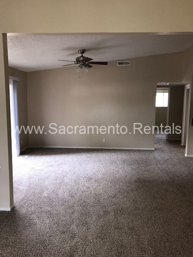 Building Photo - Beautifully Updated 2bd/2ba Fair Oaks Dupl...