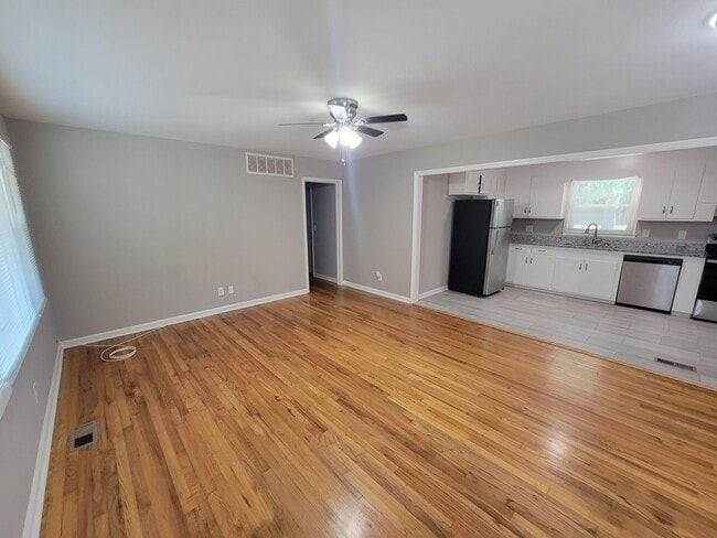 Building Photo - 3310 Emerson Dr