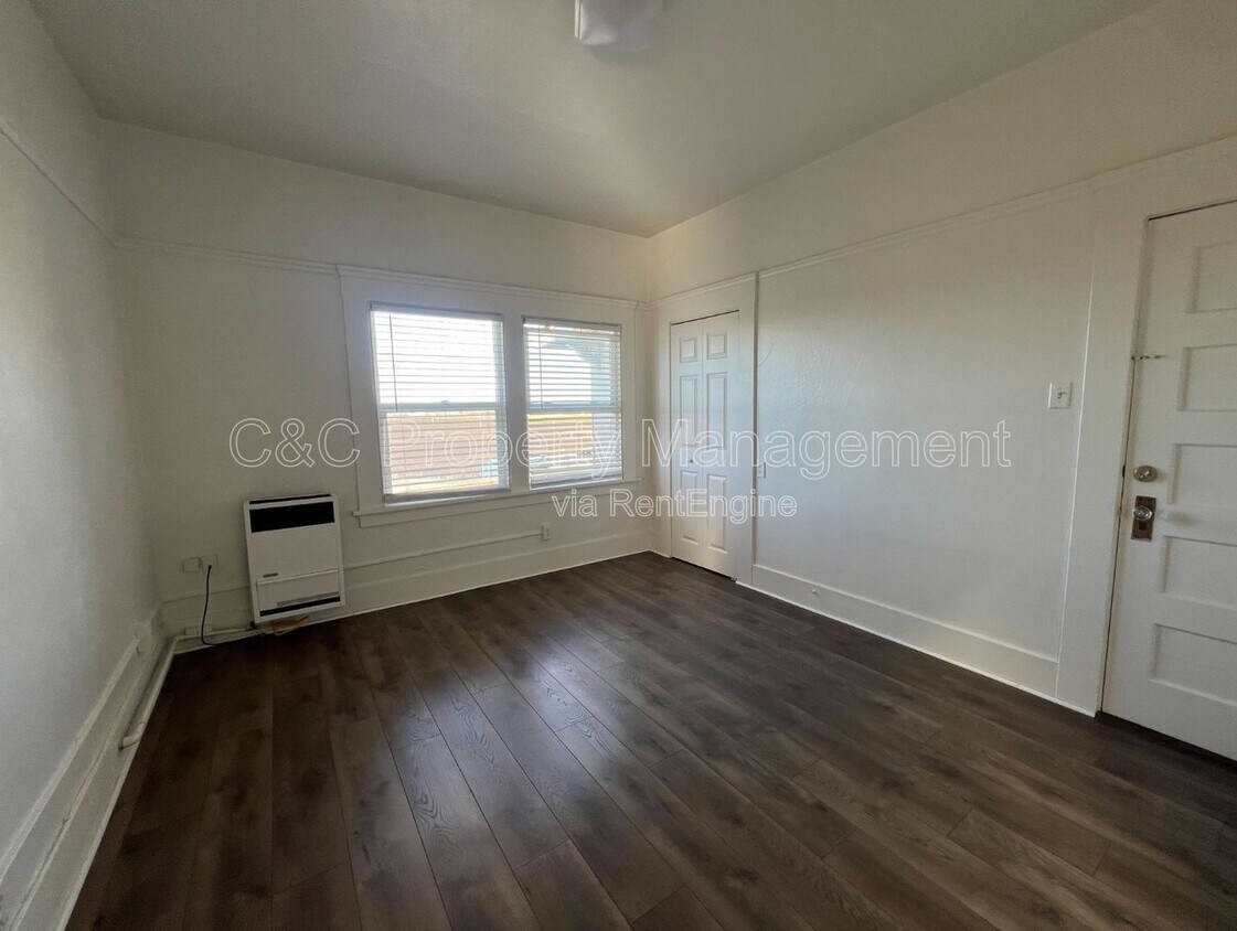 Foto del edificio - 1200 W Market Cir