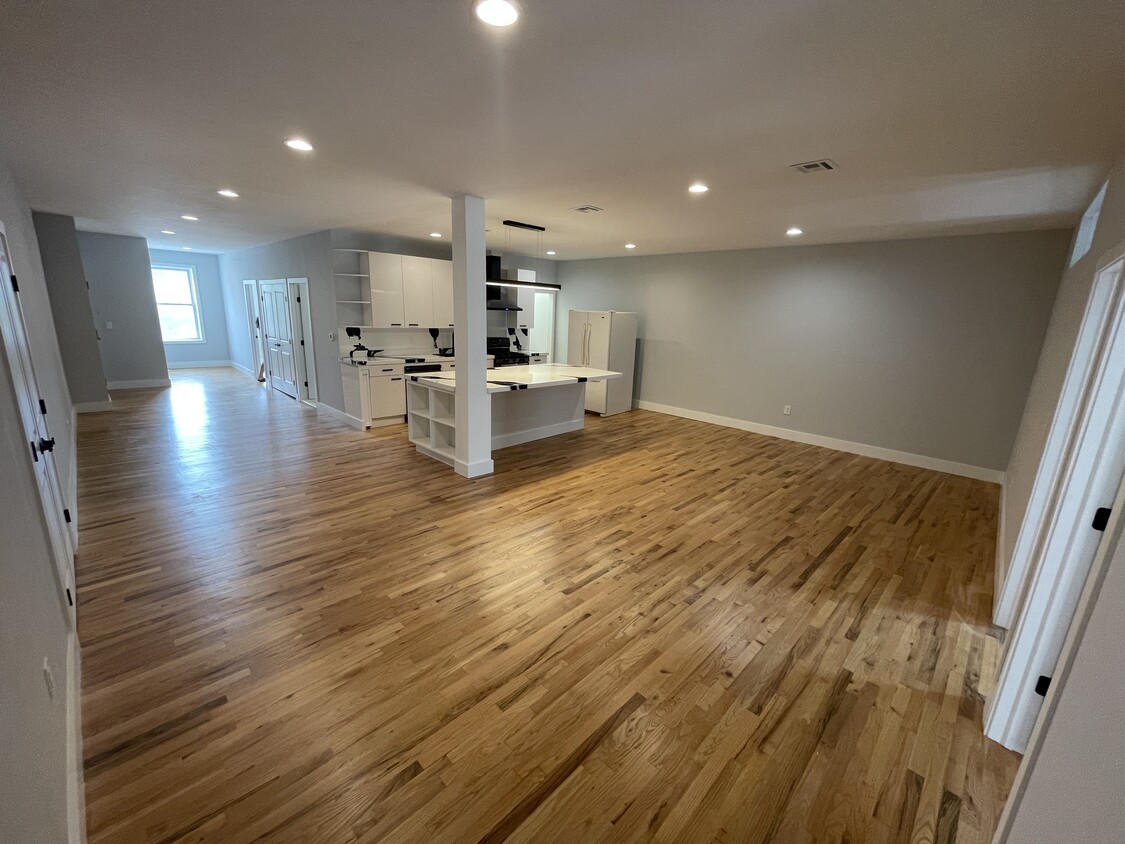 Living/Dining Area - 1317 Willow Ave