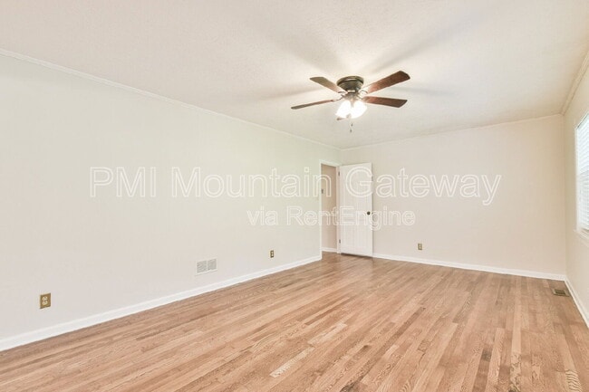 Building Photo - 158 Batson St