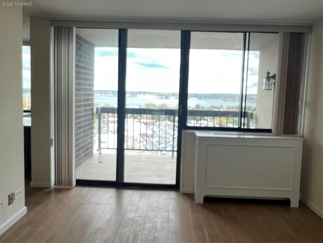 Building Photo - 2 Bay Club Dr
