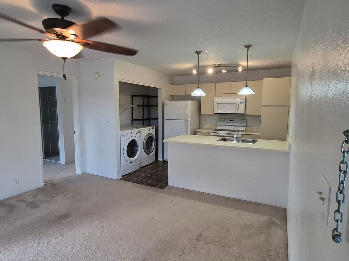 Centrally located 1bd, 1ba, 1pkg 512sqft. w/Lanai for $2000 - Centrally located 1bd, 1ba, 1pkg 512sqft. w/Lanai for $2000