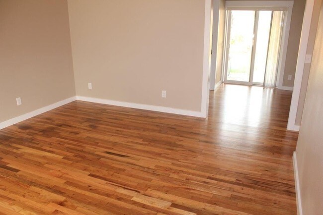 Building Photo - 3 br, 1 bath House - 1033 Hallinan Street