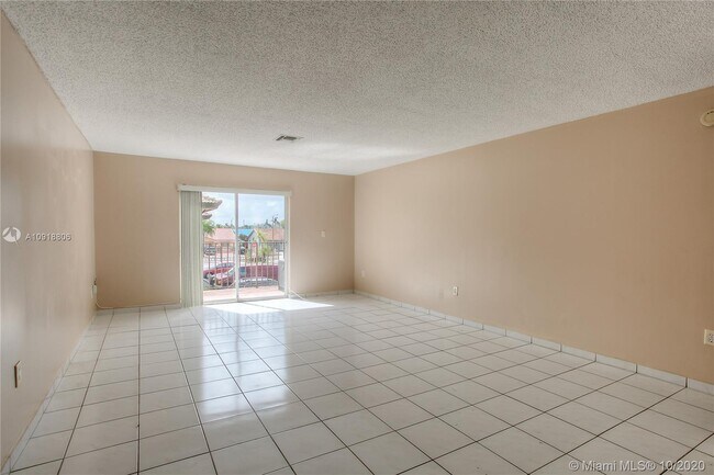 Foto del edificio - 8851 NW 119th St