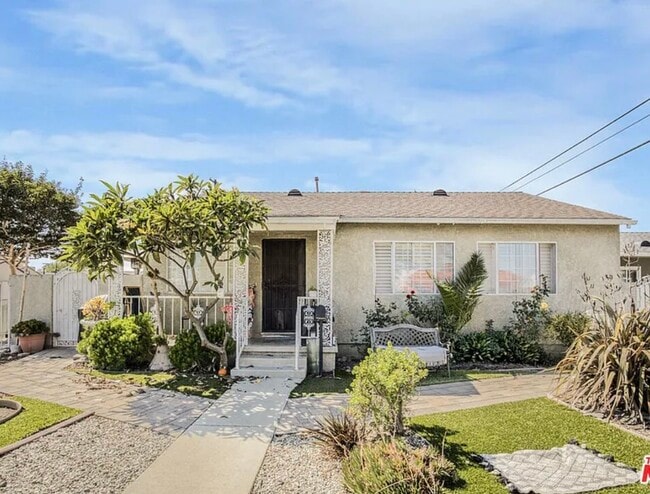 Building Photo - 14623 Roxton Ave