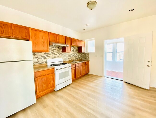 Building Photo - 2647 W 35th St