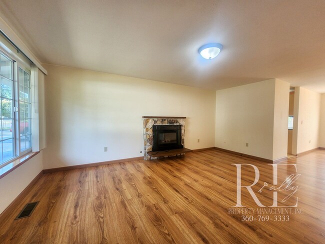 Building Photo - Spacious 4-Bedroom Rambler with Fenced Yar...