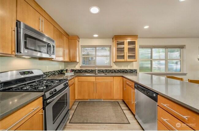 Building Photo - 923 N 85th St