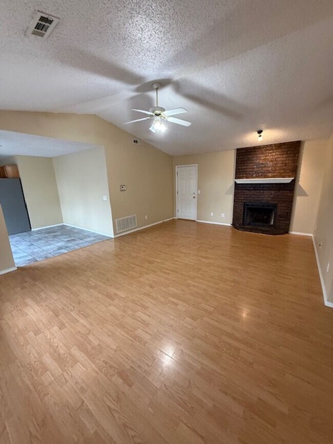 Foto del edificio - 3 Bedroom Home Available Soon!