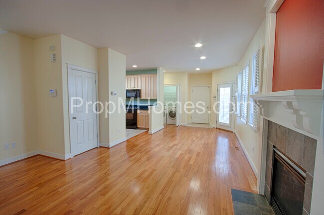 Foto del edificio - Three Bedroom Detached Condo - Forest Heig...