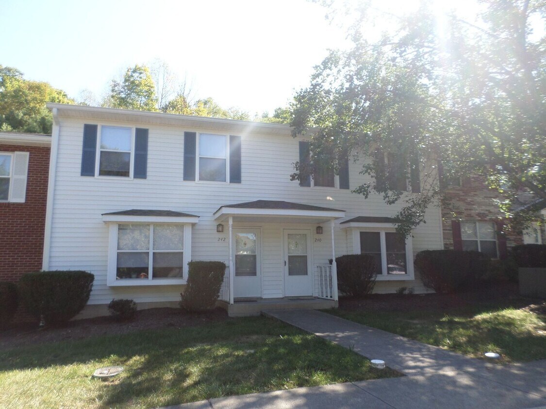 Primary Photo - 4 Bedroom 2.5 Bath Townhouse