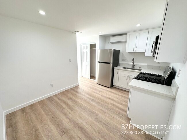 Foto del edificio - Newly Renovated Studio In Prime West Holly...