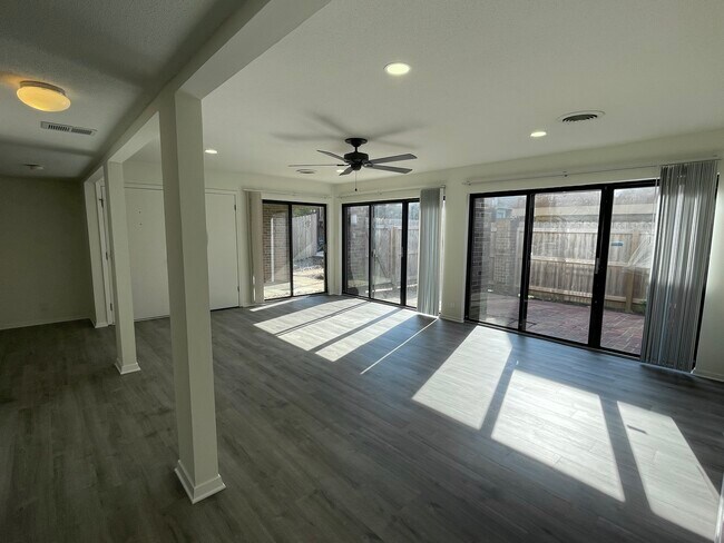 Foto del edificio - 1891 Poplar Woods Cir E