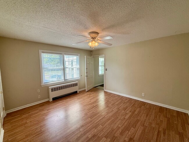 Building Photo - Two bedroom, 1 bath condo in Burlington (Brookwood Garden) Water and heat included!-$150 off depo...