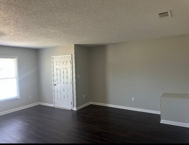 Building Photo - Nice affordable two bedroom one bath duplex