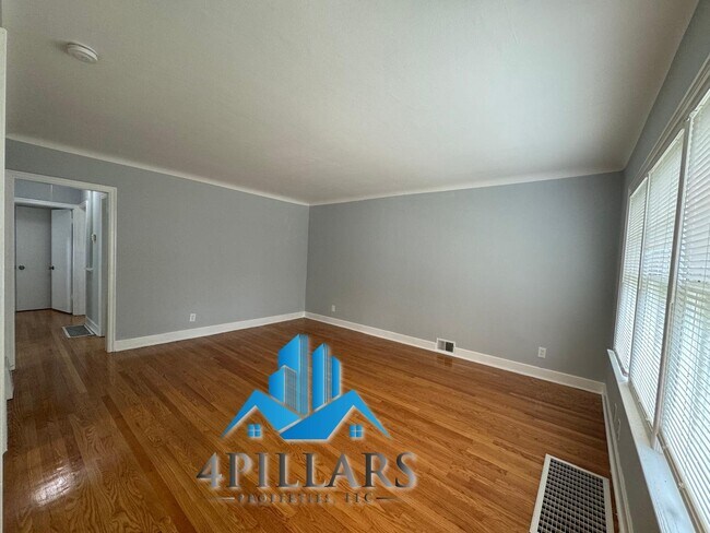 Building Photo - 1715 Parkview Ave