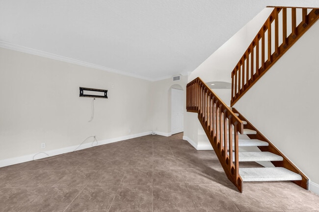 Building Photo - 6 Uno Lago Dr